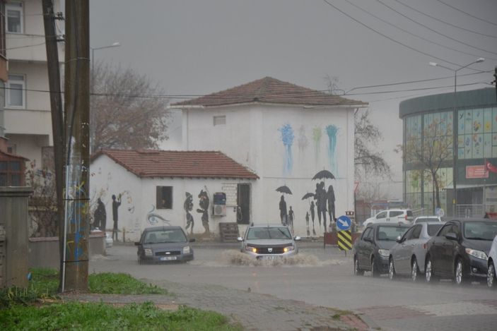 i Çanakkale'de şiddetli yağış seraları etkiledi