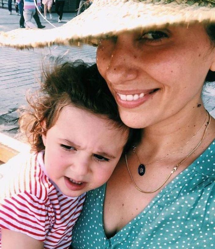 Meğer anneymiş! İşte Masumlar Apartmanı'nın yıldızı Esra Ruşan'ın masumiyet abidesi kızı