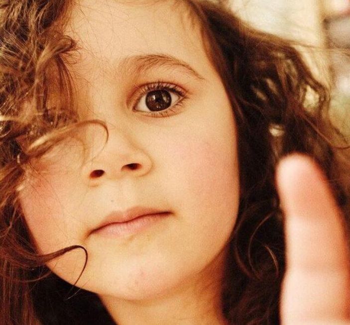 Meğer anneymiş! İşte Masumlar Apartmanı'nın yıldızı Esra Ruşan'ın masumiyet abidesi kızı