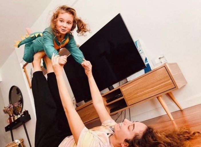 Meğer anneymiş! İşte Masumlar Apartmanı'nın yıldızı Esra Ruşan'ın masumiyet abidesi kızı