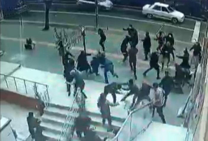 Diyarbakır’da, adliye önündeki kavga kamerada