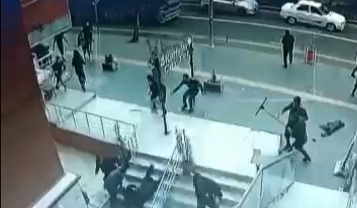 Diyarbakır’da, adliye önündeki kavga kamerada