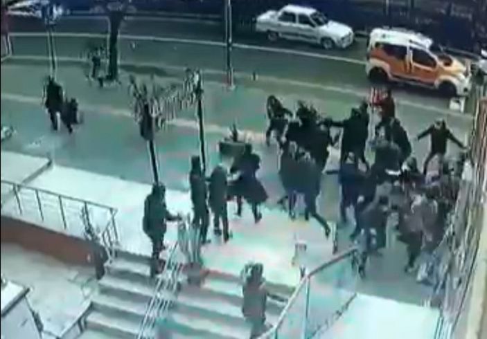 Diyarbakır’da, adliye önündeki kavga kamerada