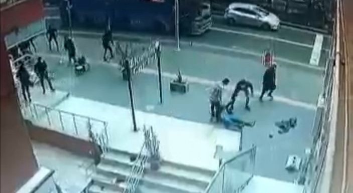 Diyarbakır’da, adliye önündeki kavga kamerada