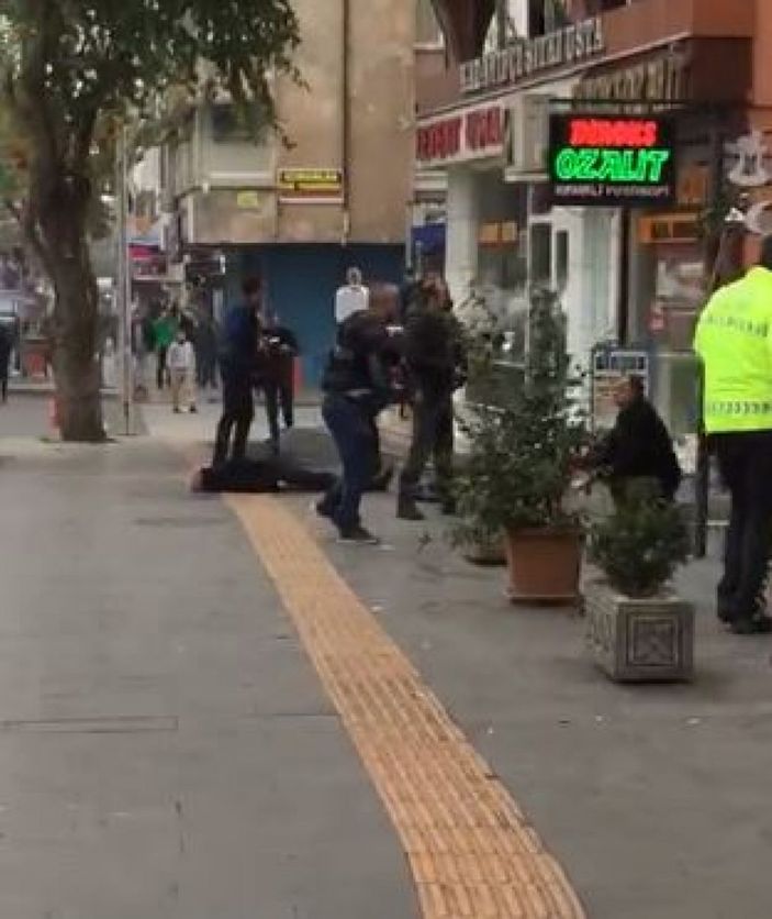 Diyarbakır’da, adliye önündeki kavga kamerada