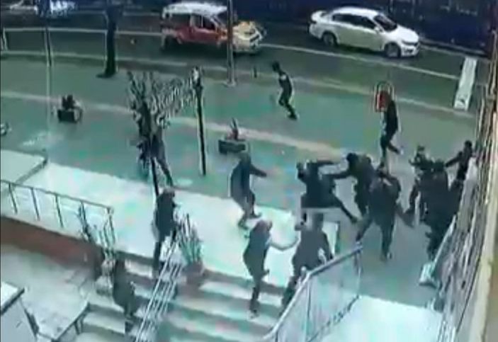 Diyarbakır’da, adliye önündeki kavga kamerada