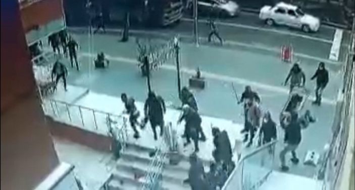 Diyarbakır’da, adliye önündeki kavga kamerada