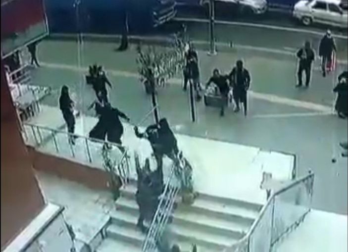 Diyarbakır’da, adliye önündeki kavga kamerada