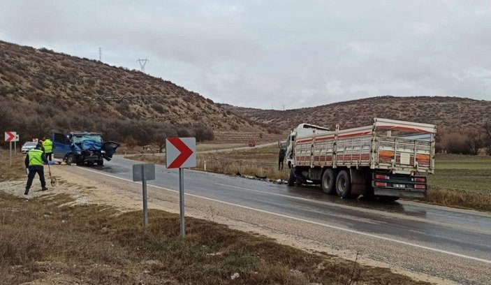 Eskişehir kurtarma aracı, kamyonla kafa kafaya çarpıştı