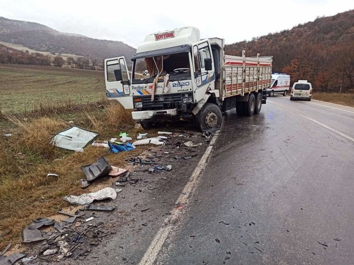 Eskişehir kurtarma aracı, kamyonla kafa kafaya çarpıştı