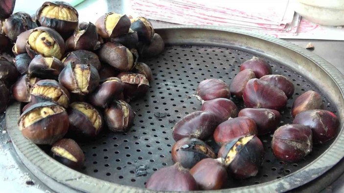 Denizli’de kestane satıcısı: Kestane fiyatları bu yıl 60 TL oldu
