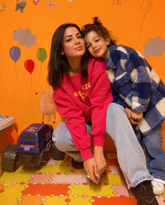 Kısmetse Olur'da evlenen Nur Erkoç ve Batuhan Cimilli'nin kızı Asel, güzelliğiyle annesini solladı