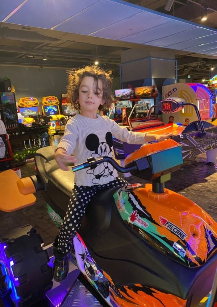 Kısmetse Olur'da evlenen Nur Erkoç ve Batuhan Cimilli'nin kızı Asel, güzelliğiyle annesini solladı