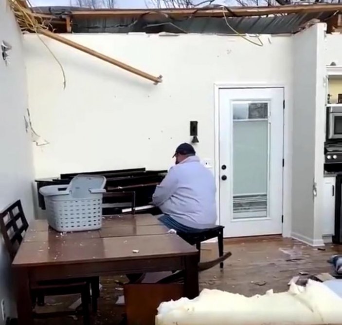 ABD'de yıkılan evinde piyano çalan adam