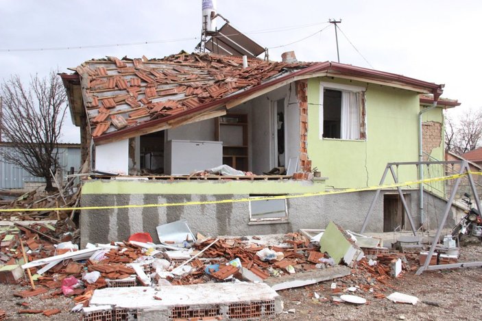 Karaman'da patlayan tüp evi harabeye çevirdi