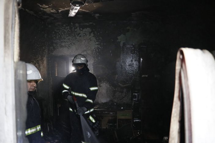 d Adana'da, Suriyeli ailenin evinde yangın: Bilgisayarlar yandı