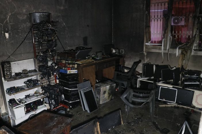i Adana'da, Suriyeli ailenin evinde yangın: Bilgisayarlar yandı