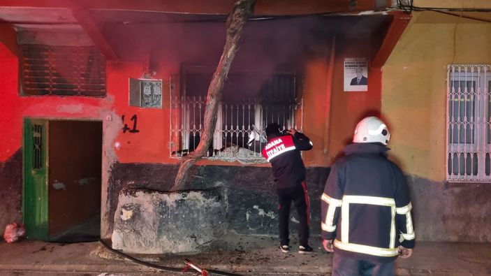 i Adana'da, Suriyeli ailenin evinde yangın: Bilgisayarlar yandı