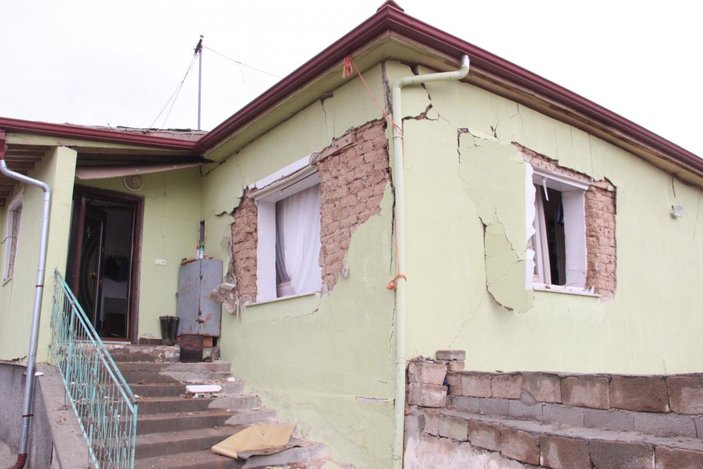 Karaman'da patlayan tüp evi harabeye çevirdi