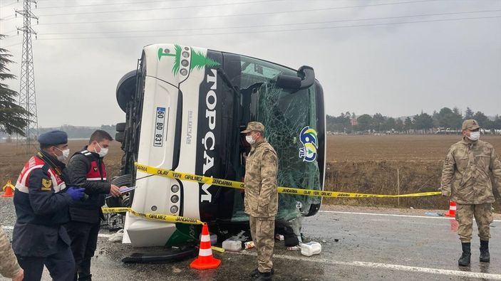 a Amasya'da yolcu otobüsü devrildi