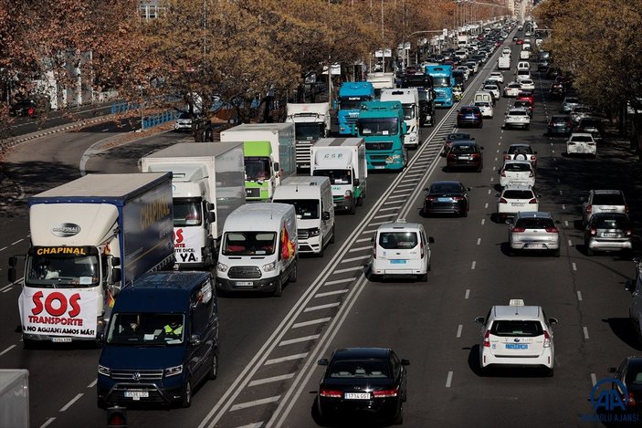 İspanya’da kamyon şoförleri, akaryakıt fiyatlarına karşı eylem yaptı