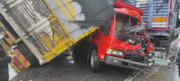 Konya’da tır, kırmızı ışıkta bekleyen araçlara çarptı