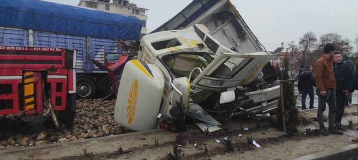 Konya’da tır, kırmızı ışıkta bekleyen araçlara çarptı