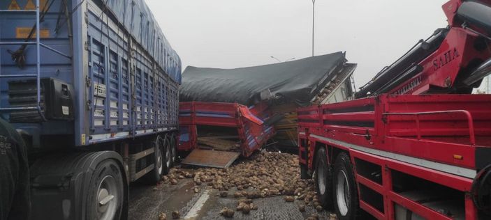 Konya’da tır, kırmızı ışıkta bekleyen araçlara çarptı