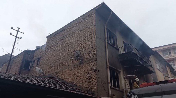 Kırıkkale'de bir şahıs yaktığı kanepeye oturup bali çekti