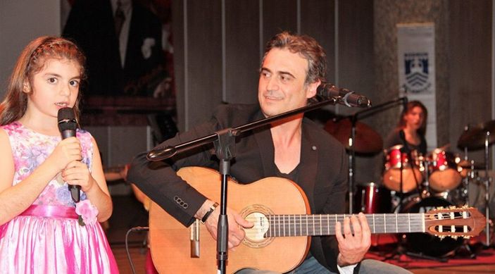 Hık demiş burnundan düşmüş! Annemizi Saklarken'in yıldızı Kutsi'nin dünyalar tatlısı kızı Ceylin