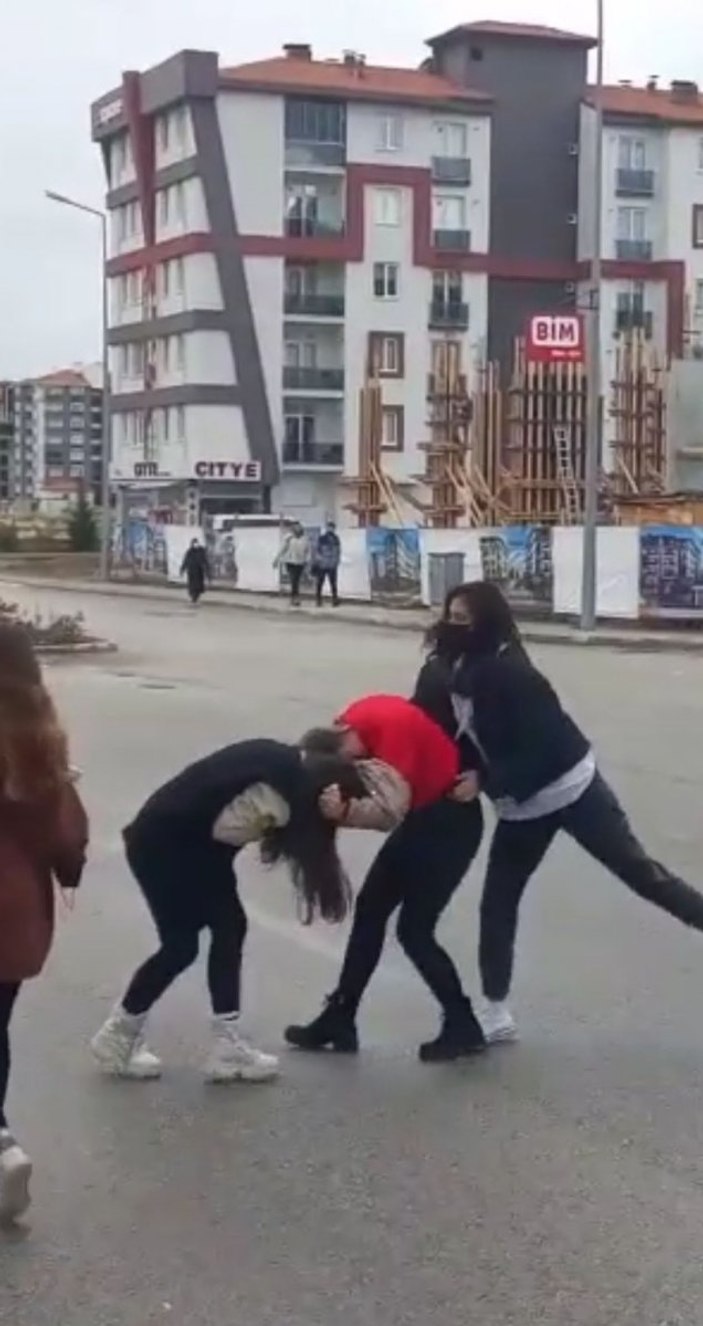 Isparta’da okul çıkışı birbirine giren 2 genç kız kamerada