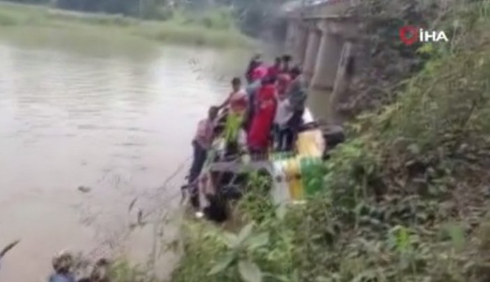 Hindistan’da otobüs göle devrildi: 9 ölü