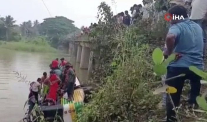 Hindistan’da otobüs göle devrildi: 9 ölü