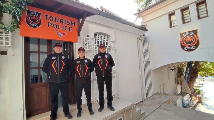 Antalya'da turizm polisleri göreve başladı