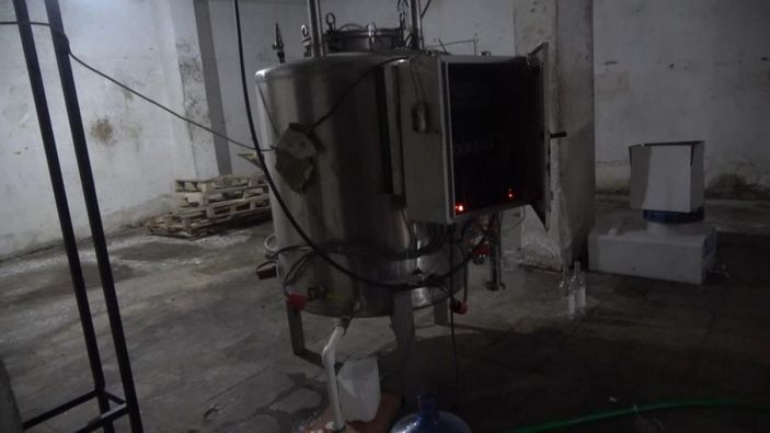Başakşehir'de 1 ton sahte içki ele geçirildi