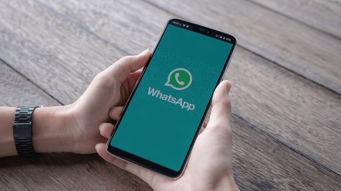 ekranda whatsapp yazan bir akıllı telefon