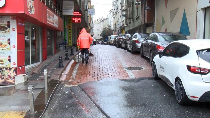 d Zeytinburnu’nda elindeki sopa ile ön kesip saldırdı