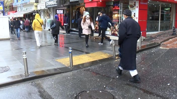 d Zeytinburnu’nda elindeki sopa ile ön kesip saldırdı