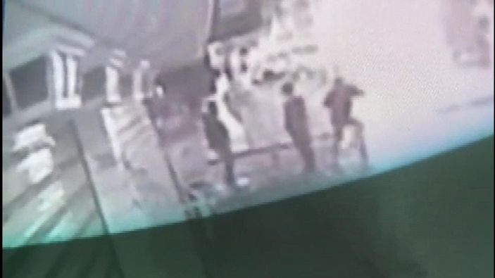 d Zeytinburnu’nda elindeki sopa ile ön kesip saldırdı