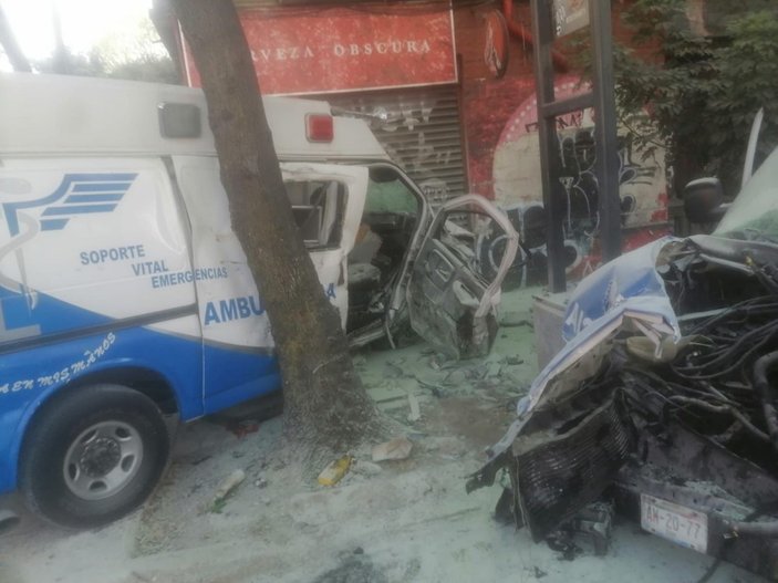 Meksika’da iki ambulans kafa kafaya çarpıştı