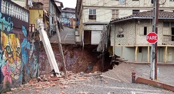 Ekvador’da mahallede oluşan obruk, evleri yuttu