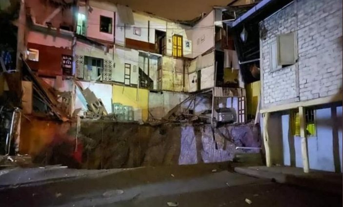 Ekvador’da mahallede oluşan obruk, evleri yuttu