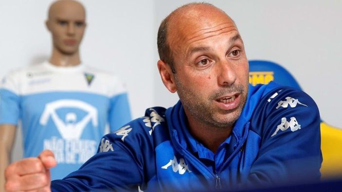 Estoril, Pinheiro için tazminat istiyor