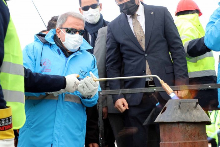 Adil Karaismailoğlu ve Hulusi Akar, tramvay hattının ilk ray kaynağını yaptı