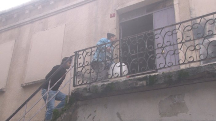 Beyoğlu'ndaki yangında yardım etmek isterken yaralanmaktan kurtuldu