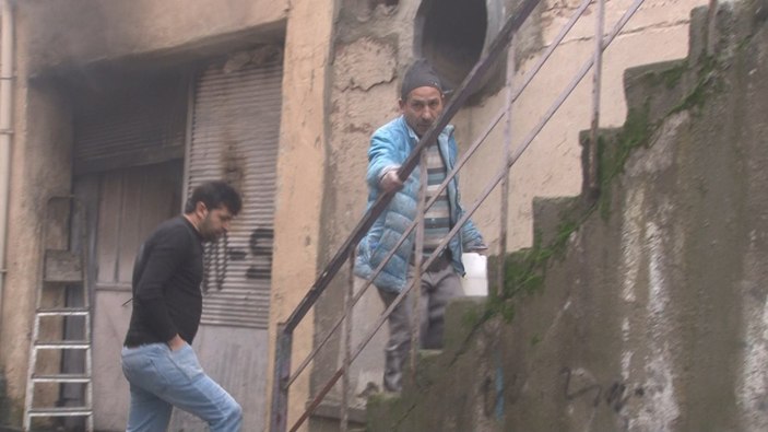 Beyoğlu'ndaki yangında yardım etmek isterken yaralanmaktan kurtuldu