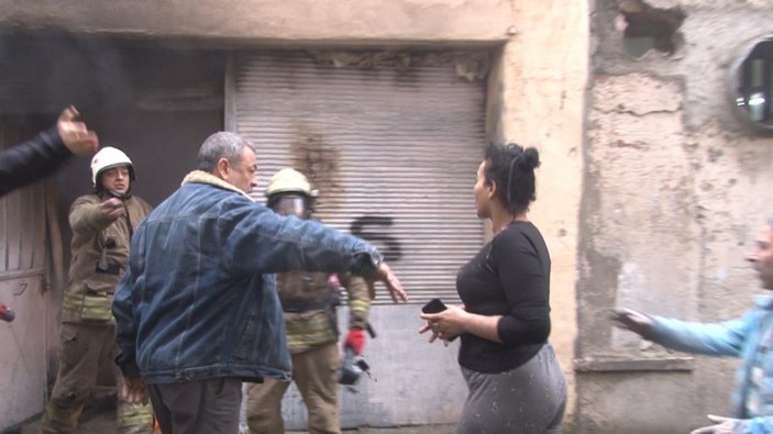 Beyoğlu'ndaki yangında yardım etmek isterken yaralanmaktan kurtuldu