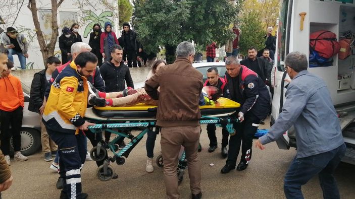 Adana’da 2 ortaokul öğrencisine otomobil çarptı: 1 ölü