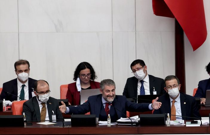 a Nureddin Nebati'yle Özgür Özel arasında ekonomi eğitimi tartışması