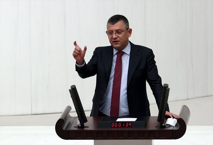 a Nureddin Nebati'yle Özgür Özel arasında ekonomi eğitimi tartışması